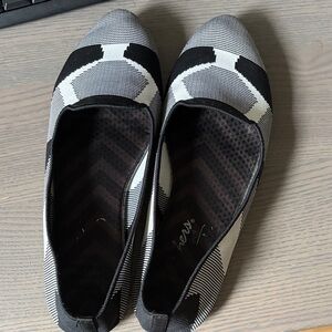 Sketchers Black and White Women's Flats